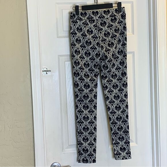 Must Have Geometric Print Skinny Pants Size Small Black and White - Picture 4 of 10